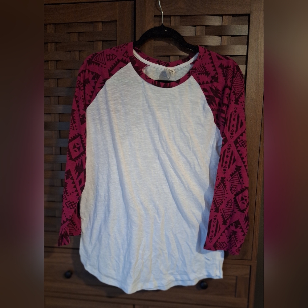 Pink Victorias Secret. Women's White and Pink Patterned Raglan Top Large‎